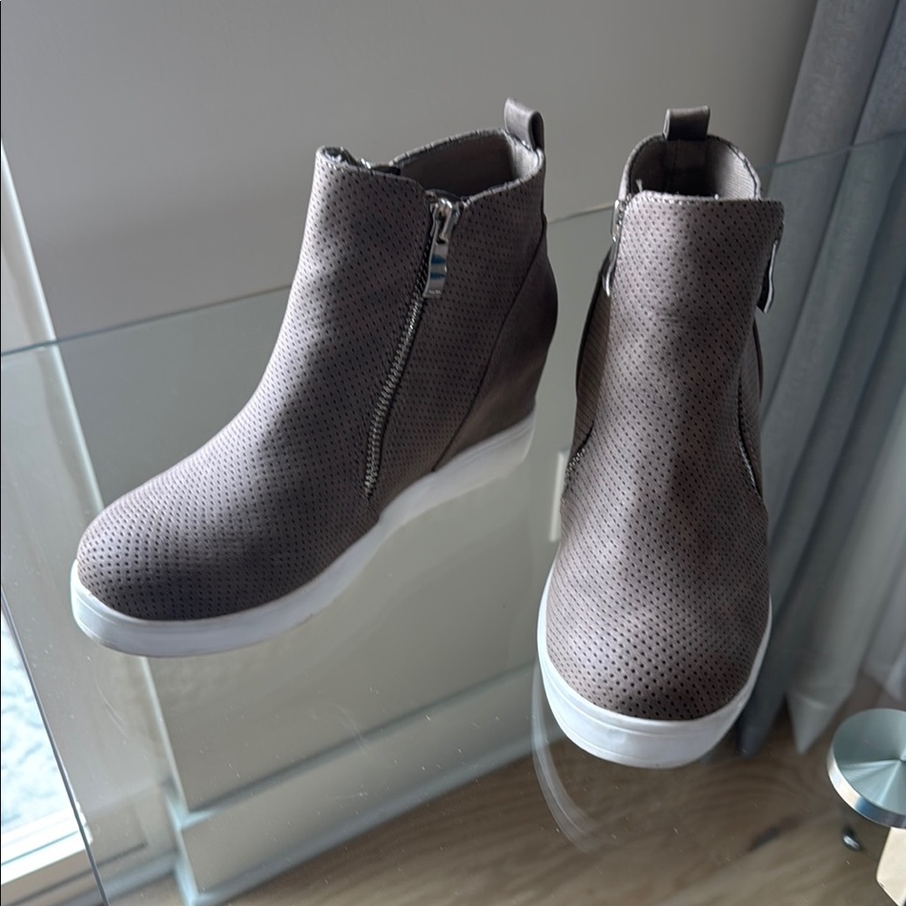 Journee Pennelope Women's Taupe hidden wedge Shoes/Boots.